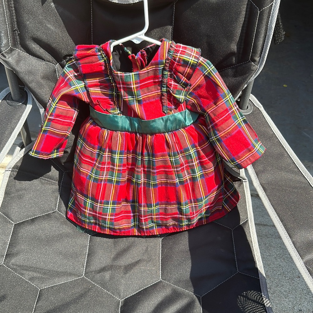 Says size is 80. Fits like 12/18 months